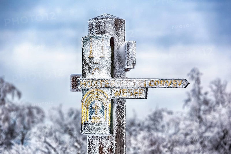 Snowy signpost, hiking trail to Corvey and the Weser, winter 2012, Köterberg, Lügde, Weserbergland, North Rhine-Westphalia, Germany, Europe