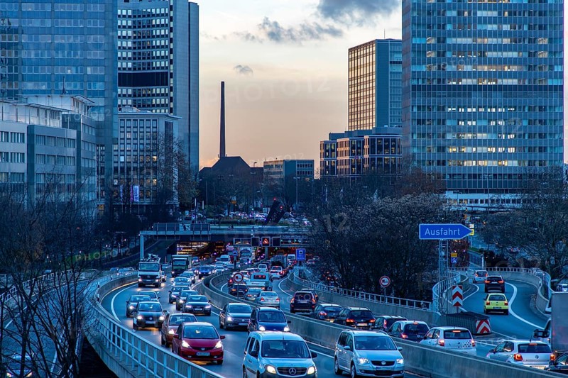 Motorway A40, Ruhrschnellweg, in Essen, junction Essen-Zentrum, city skyline, Ruhrschnellweg tunnel, this area would be affected by a diesel driving ban, Essen, North Rhine-Westphalia, Germany, Europe