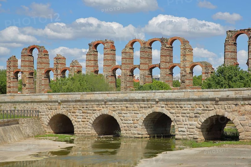 Roman stone arch bridge Puente Romano de la Puerta over the Rio Albarregas and aqueduct Acueducto de los Milagros, UNESCO, Forum Roman, Emerita Augusta, Merida, Extremadura, Spain, Europe