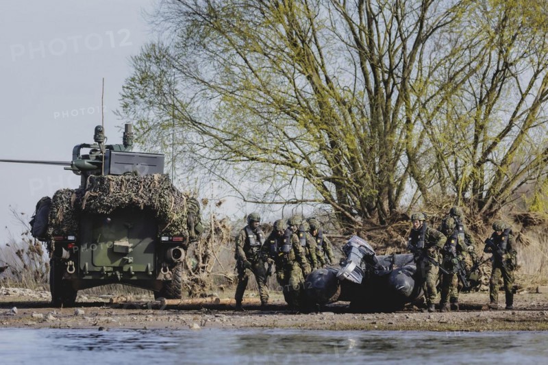 Czech and German soldiers launch an inflatable boat into the Elbe as part of the military exercise 'Wettiner Schwert' near Tangermünde, 26 March 2024. 'Wettiner Schwert' is part of the NATO Quadriga exercise