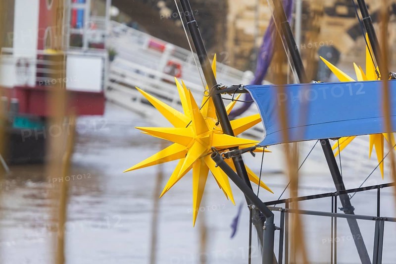 Due to the heavy precipitation in the form of snow and rain, alert level 3 has been declared on the Elbe in Dresden. The maximum level is expected to be 6.37 metres on 29.12.2023. The Terrassenufer was closed due to flooding and the first flood protection barriers were installed. Advent star and high water at the theatre barge, Dresden, Saxony, Germany, Europe