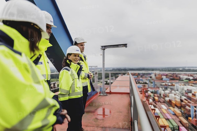 Annalena Bärbock (Bündnis 90/Die Grünen), Federal Foreign Minister, photographed during a visit to a container gantry crane at the Altenwerder container terminal during the Foreign Minister's trip to Germany in Hamburg, 26 July 2024. /