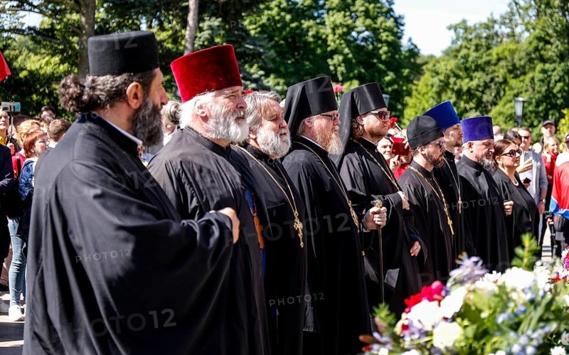 Russian Orthodox priests stand at the Soviet memorial on Straße des 17. Juni to commemorate the Soviet soldiers who died during the Second World War, Berlin, 09.05.2024. On May 1945, Germany surrendered and the Second World War ended in Europe. In Russia, Remembrance Day is celebrated on 9 May, Berlin, Berlin, Germany, Europe