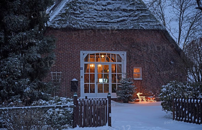 Europe, Germany, Lower Saxony, Stade district, snow, thatched house in winter, Christmas time, view into living room, Europe