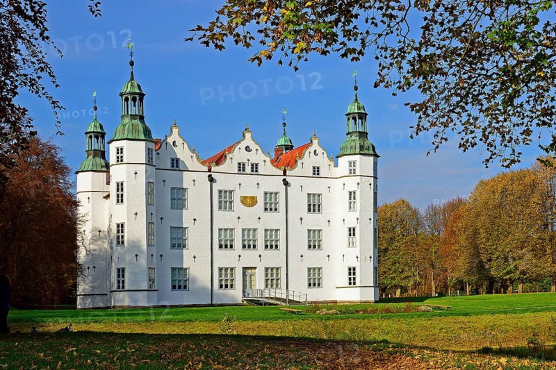 Germany, Ahrensburg, Ahrensburg Castle in autumn, Hamburg, Hamburg, Federal Republic of Germany, Europe