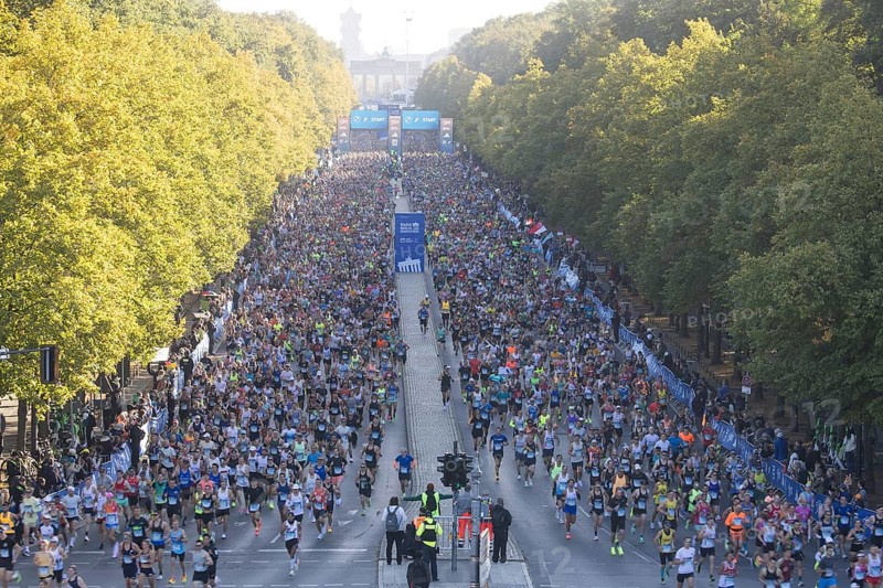 Runners after the starting signal on Straße des 17. Juni at the 50th BMW Berlin Marathon 2024 on 29/09/2024