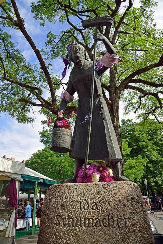 Europe, Germany, Bavaria, City of Munich, Viktualienmarkt, Monument, bronze sculpture Ida Schumacher, popular actress, Europe