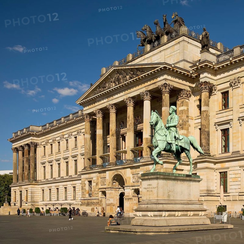 Palace, classicist three-winged complex with quadriga and equestrian statue of Duke Friedrich Wilhelm, Brunswick, Lower Saxony, Germany, Europe