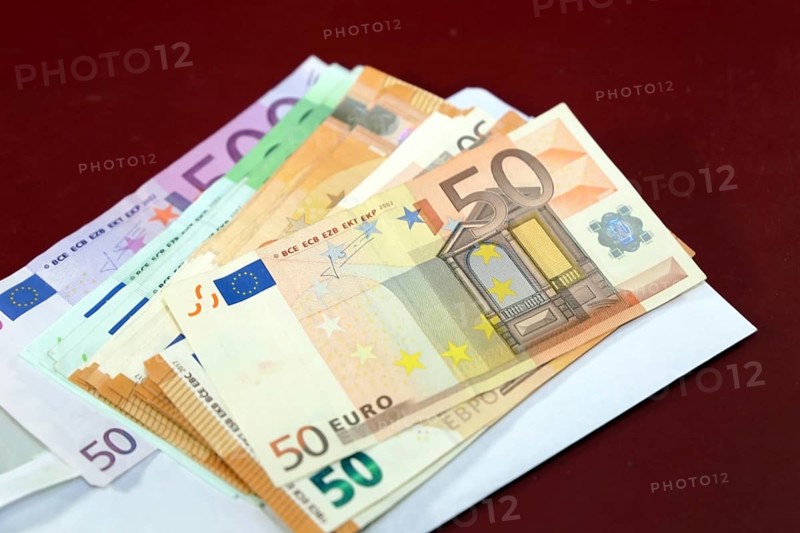 Briefkuvert mit Eurobanknoten (Envelope with euro bank notes)