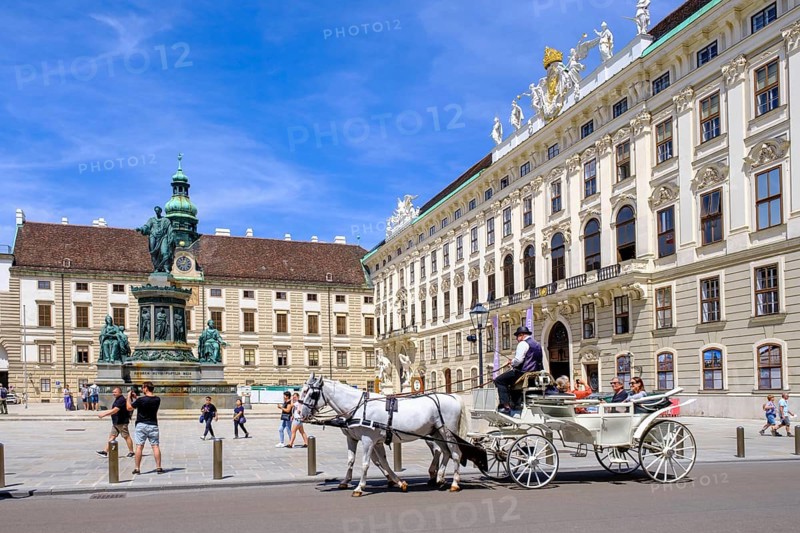 Horse-drawn carriage in front of the Emperor Franz Monument, In der Burg, Hofburg Imperial Palace, 1st district, Vienna, Austria, Europe