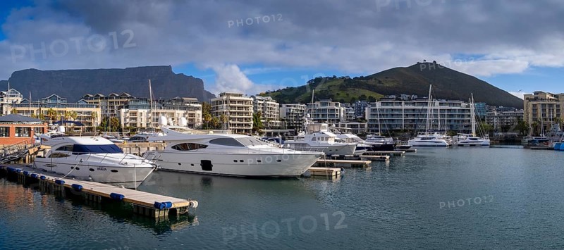 Yacht harbour, marina, with Signal Hill, dockyard and harbour district, Victoria & Alfred Waterfront, in front of Table Mountain, Cape Town, Cape Town, Western Cape, South Africa, Africa