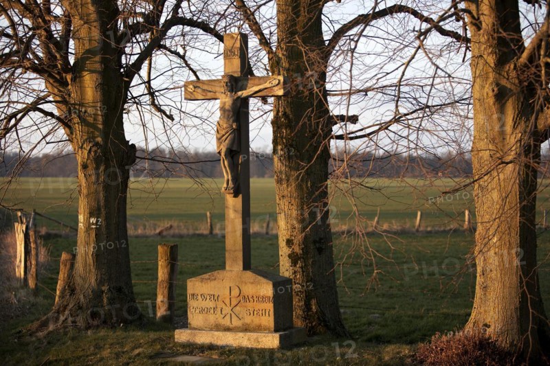 Field cross at the Wevelsburg wind farm, Paderborn plateau, Büren, East Westphalia-Lippe, North Rhine-Westphalia, Germany, Europe
