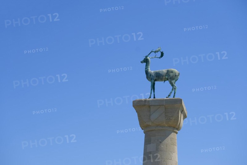 Stag Elafos, sculpture on a column, at the harbour entrance of Rhodes, Mandraki harbour, Rhodes, Rhodes island, Dodecanese, Greece, Europe