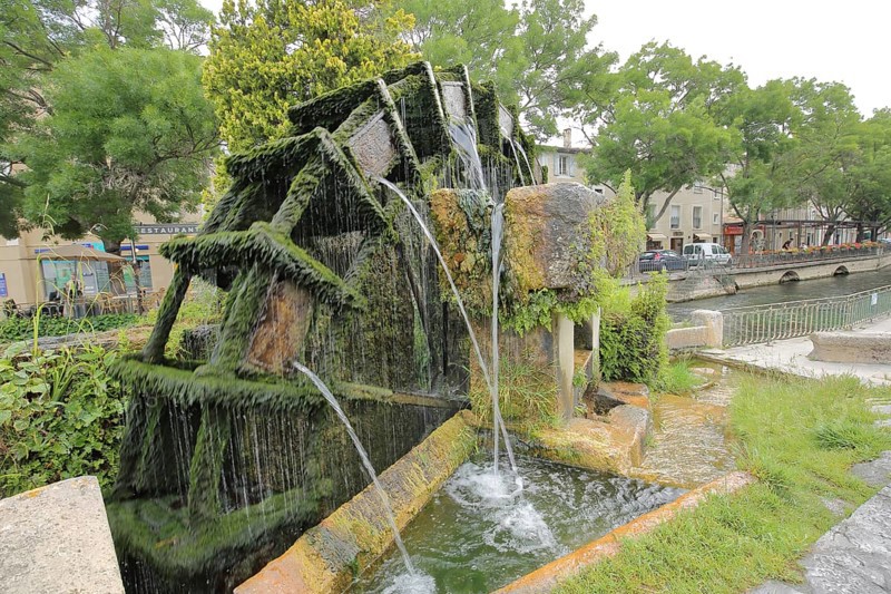 Mossy water wheel on the river La Sorgue, water features, water jets, paddle wheel, mossy, L'Isle-sur-la-Sorgue, Vaucluse, Provence, France, Europe