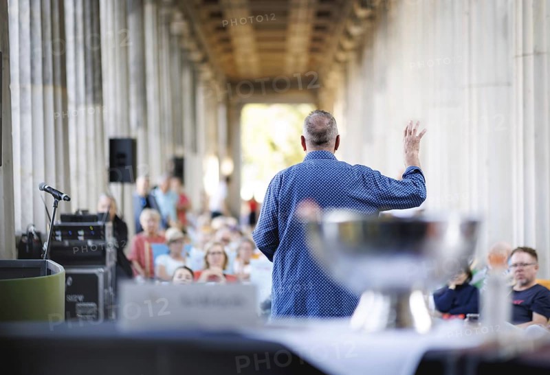 Reading by Ulrike C. Tscharre and live music at the Kolonnaden Bar on Museum Island in Berlin, 08/08/2024