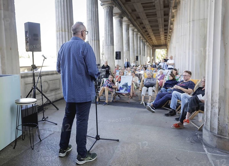 Reading by Ulrike C. Tscharre and live music at the Kolonnaden Bar on Museum Island in Berlin, 08/08/2024