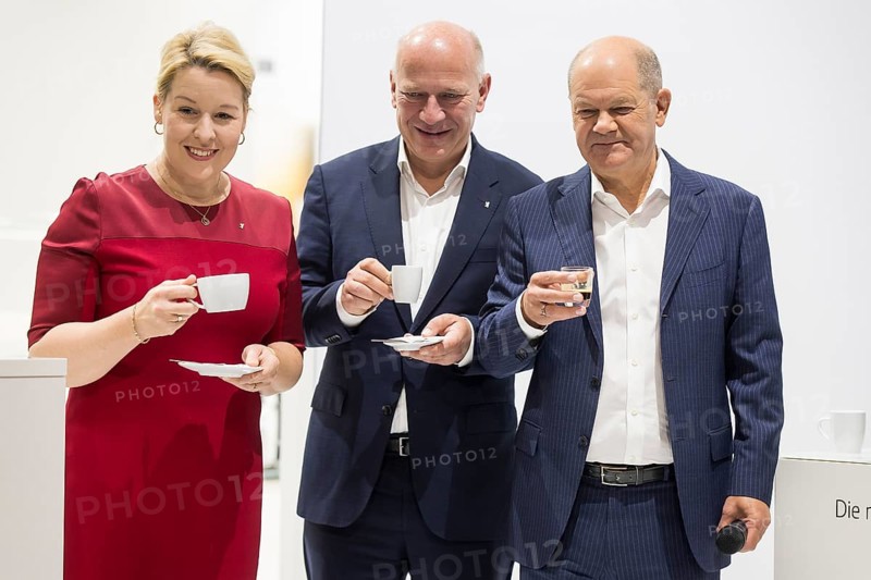 Franziska Giffey (Senator for Economics, Energy and Public Enterprises and Mayor of Berlin, SPD), Kai Wegner (Governing Mayor of Berlin, CDU) and Olaf Scholz (Chancellor of the Federal Republic of Germany, SPD) drink an espresso during the press tour of the IFA (Internationale Funkausstellung) exhibition at the exhibition grounds, Berlin, 06/09/2024