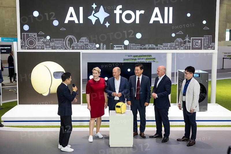 Franziska Giffey (Senator for Economics, Energy and Public Enterprises and Mayor of Berlin, SPD), Olaf Scholz (Chancellor of the Federal Republic of Germany, SPD) and Kai Wegner, Governing Mayor of Berlin (CDU) visit the hall of electronics manufacturer Samsung during the press tour of the IFA (Internationale Funkausstellung) exhibition at the exhibition grounds, Berlin, 06/09/2024