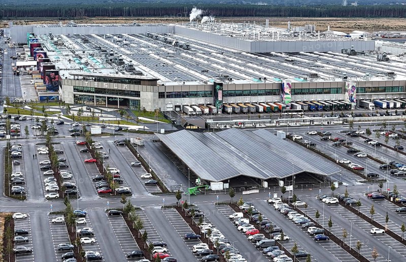 Tesla Giga Factory on the A10 motorway, on the right of the picture is a photovoltaic system above a charging station for electric vehicles, Grünheide, 25.09.2024., Grünheide, Brandenburg, Germany, Europe