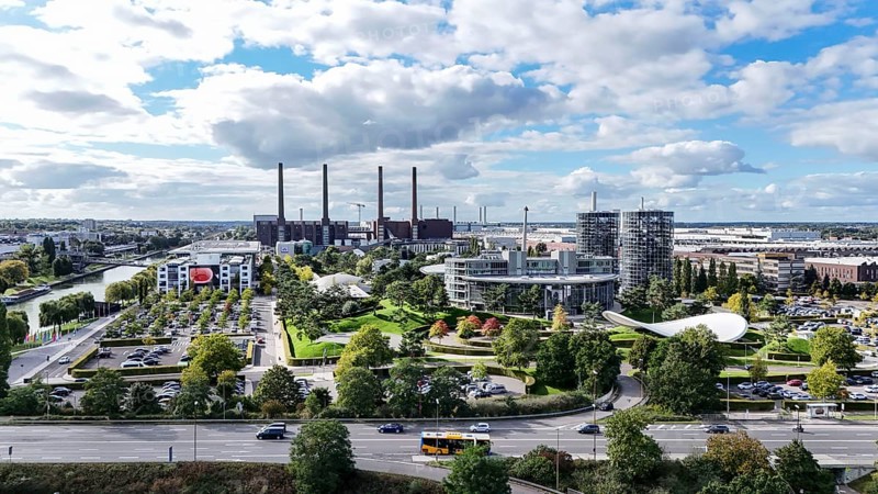 Volkswagen plant and the Autostadt car towers, Wolfsburg, 29.09.2024. The Volkswagen Group has announced cost-cutting measures for its German plants, Wolfsburg, Lower Saxony, Germany, Europe