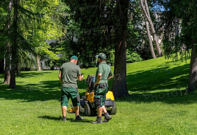 Mobile lawn mower, Gärtner im Park, Berlin, Germany, Europe