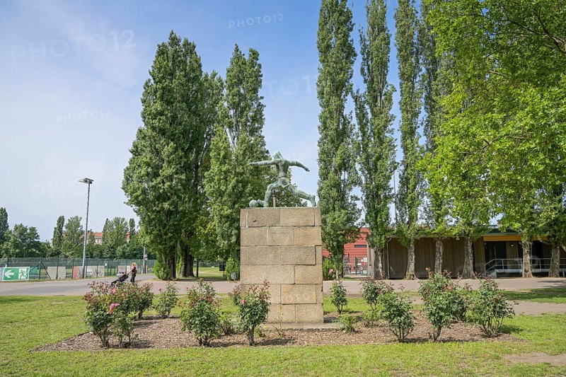 Football player by Mario Moschi, bronze, Friedrich-Ludwig-Jahn-Sportpark Cantianstraße, Prenzlauer Berg, Pankow, Berlin, Germany, Europe