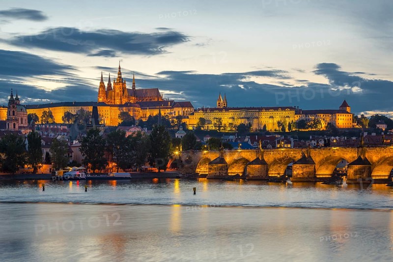 Vltava, Charles Bridge and Lesser Town with Hradcany Castle and St Vitus Cathedral, Prague, Bohemia, Czech Republic, Europe