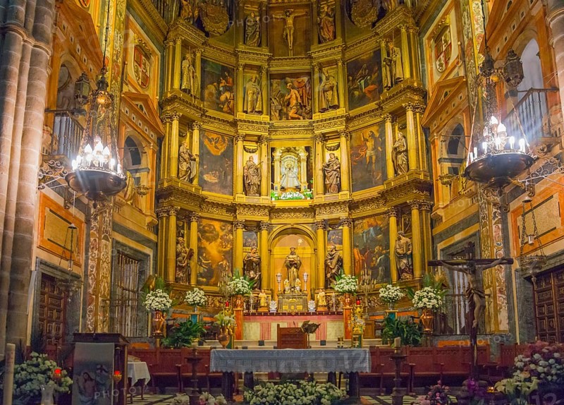 Opulent dekorierter Kirchenaltar mit Gemälden und Blumen, Wallfahrtskirche und Kloster, Real Monasterio de Nuestra Señora de Guadalupe, Guadalupe, Provinz Cáceres, Caceres, Extremadura, Spanien