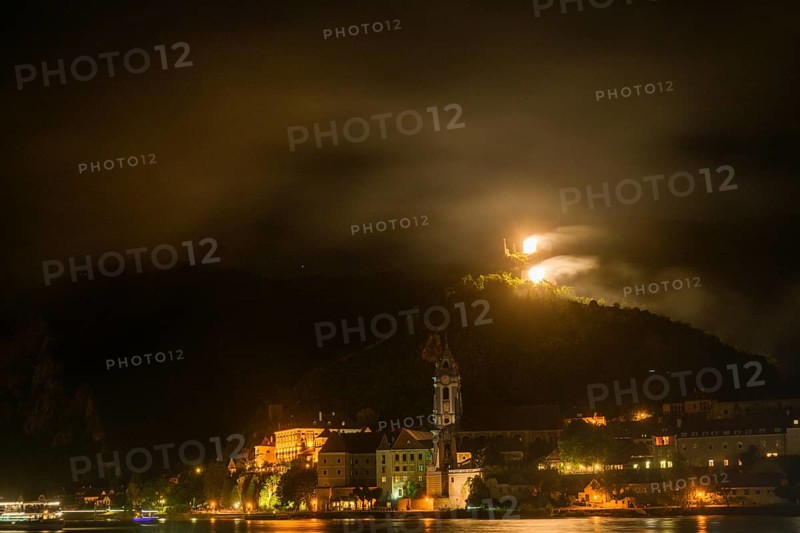 A firefall pours over the walls of the Dürnstein ruins, Rossatz-Arnsdorf, Lower Austria, Austria, Europe