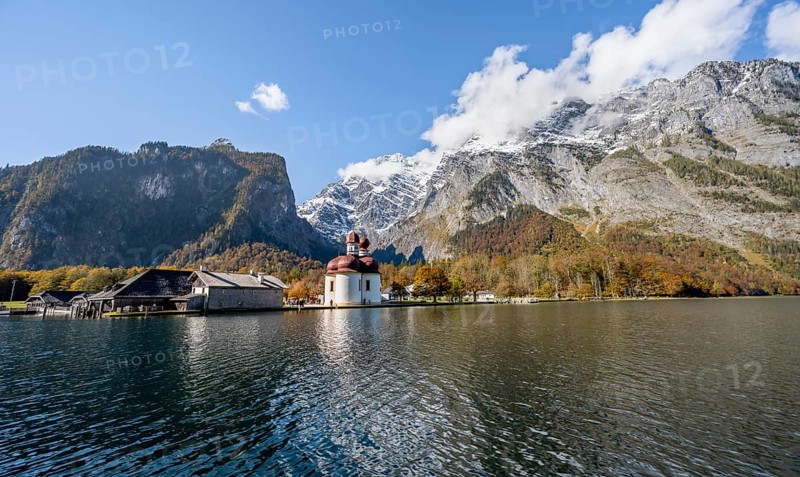 Königssee with Watzmann massif and pilgrimage church St. Bartholomä, autumnal mountain landscape, Berchtesgaden National Park, Berchtesgadener Land, Upper Bavaria, Bavaria, Germany, Europe