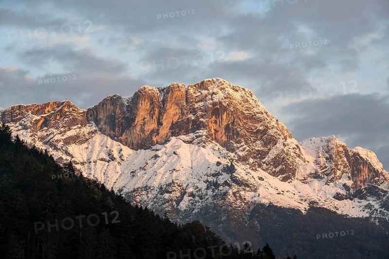 Mountain peak Berchtesgadener Hochthron at sunrise, mountain landscape with snow in autumn, Untersberg, Berchtesgaden Alps, Berchtesgaden, Berchtesgadener Land, Upper Bavaria, Bavaria, Germany, Europe