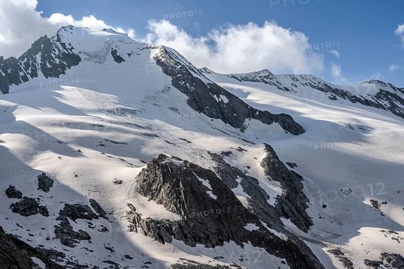 Glaciated mountain peak Großer Möseler, glacier Furtschaglkees, Berliner Höhenweg, Zillertal Alps, Tyrol, Austria, Europe