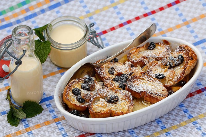 Swabian cuisine, Ofenschlupfer, sweet main course or dessert, dessert, sweet dish, typical Swabian, classic, from the oven, casserole, leftovers, rolls with sultanas, apples, gratinated, vanilla sauce, icing sugar, prepared, home cooking, traditional cuisine, food photography, studio, Germany, Europe