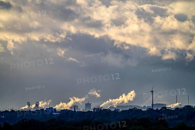 View of Duisburg-Bruckhausen, Marxloh, steelworks, blast furnaces, coking plant, skyline of Thyssenkrupp Steel, North Rhine-Westphalia, Germany, Europe
