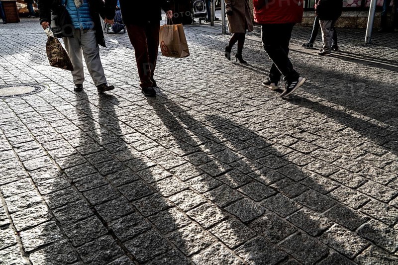 Pedestrians in a pedestrian zone, winter, long shadows, Dortmund, North Rhine-Westphalia, Germany, Pedestrians in a pedestrian zone, winter, long shadows, Dortmund, North Rhine-Westphalia, Germany, Europe