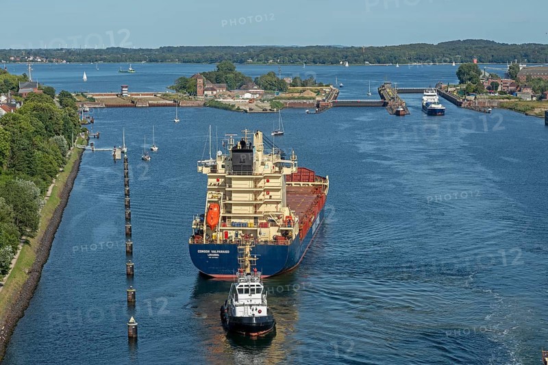 Cargo ship waiting in front of the lock, tugboat, Kiel Canal, Holtenau, Kiel, Schleswig-Holstein, Germany, Europe