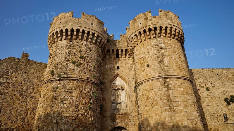 Fortress with impressive battlements and massive Tor tor under a clear blue sky, sea gate, harbour area, Rhodes Town, Rhodes, Dodecanese, Greek Islands, Greece, Europe