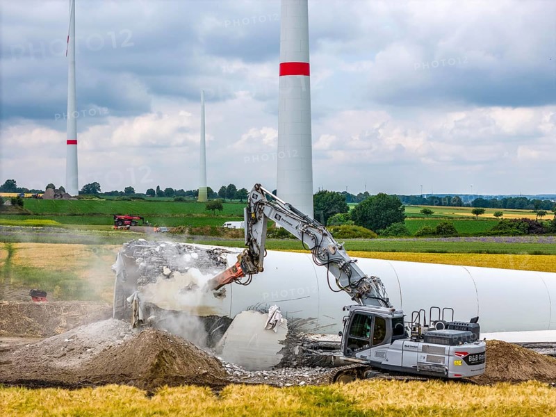 Demolished tower of a 20 year old wind turbine, in the Werl wind farm, 5 old Enercon E-66 turbines are demolished, 2 new Siemens SG6.6-170 wind turbines replace them, the 2 new wind turbines produce twice as much energy, 12 MW power, as the 5 old wind turbines, called repowering, demolition work, Werl, North Rhine-Westphalia, Germany, Europe