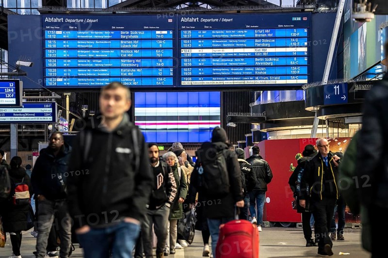 Display boards at Hamburg central station, evening rush hour, in front of another GDL, train drivers strike, full station, Wandelhalle, Germany, Europe