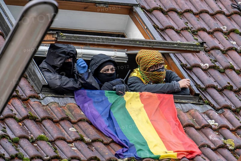 2nd day of the eviction of the Lützerath hamlet, occupied buildings of the former farm, by climate activists at the Garzweiler 2 opencast lignite mine, by the police, media, Erkelenz, North Rhine-Westphalia, Germany, Europe