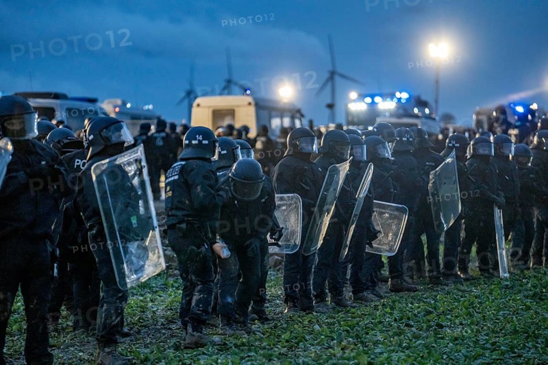 Violent clashes between thousands of demonstrators and the police, after a demonstration against the demolition of the brown coal village of Lützerath, the demonstration participants try to get to the rest of the village, Lützerah, and storm it, the police prevent this with a large contingent of forces, Erkelenz, North Rhine-Westphalia, Germany, Europe