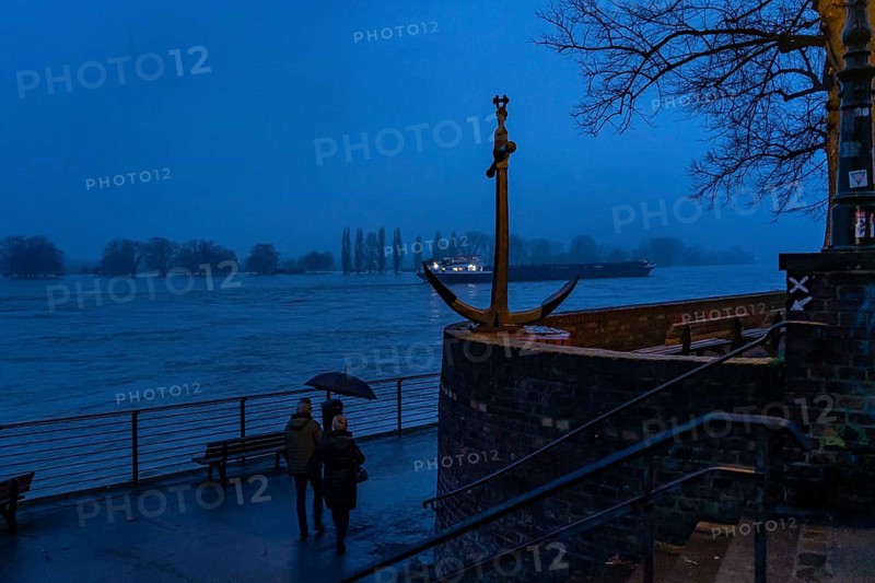 High water on the Rhine at Düsseldorf-Kaiserswerth, foggy weather, riverside paths and Rhine meadows are partly flooded, the Rhine ferry has stopped operating, initial restrictions on shipping apply, Düsseldorf, North Rhine-Westphalia, Germany, Europe