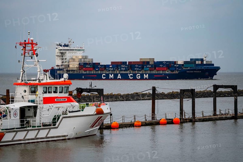 CMA CGM PREGOLIA, container freighter flying the flag of Malta, in the Elbe estuary, rescue cruiser, ANNELIESE KRAMER, in harbour, Cuxhaven, Lower Saxony, Germany, Europe
