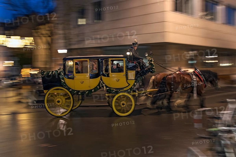 Historic horse-drawn stagecoach with visitors from the Christkindlesmarkt, Nuremberg, Middle Franconia, Bavaria, Germany, Europe