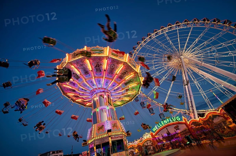 Ferris wheel, Europa Rad, chain carousel, Cannstatter Wellenflug, rides, movement, movement effect, Cannstatter Wasen, blue hour, folk festival, Bad Cannstatt, Stuttgart, Baden-Württemberg, Germany, Europe