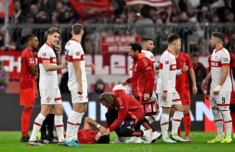 Aleksandar Pavlovic FC Bayern Munich FCB (45) injured, injury, collarbone fracture, team doctor Prof. Dr Peter Ueblacker Allianz Arena, Munich, Bavaria, Germany, Europe