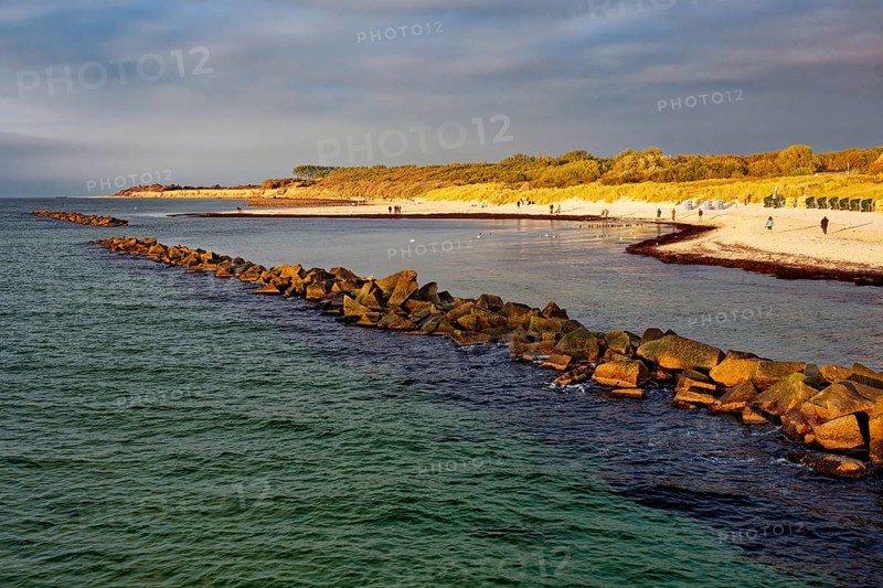 Baltic Sea beach, walkers on the Baltic Sea coast on Wustrow beach in the evening light, evening mood, Baltic seaside resort Wustrow, Fischland-Darß-Zingst peninsula, Mecklenburg-Western Pomerania, Germany, Europe