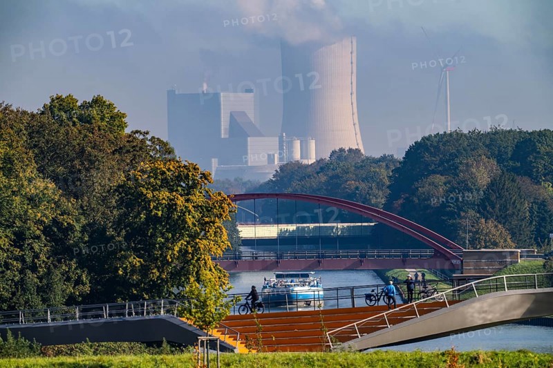 New bridge over the Rhine-Herne Canal and the Emscher, leap over the Emscher, bicycle and pedestrian bridge, 412 metres long, at the so-called Emscherland, Castrop-Rauxel water cross, background: UNIPER coal-fired power station Datteln 4, North Rhine-Westphalia, Germany, Europe
