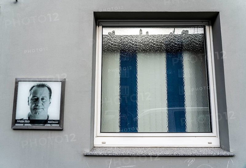 The Schalke Mile, Mile of Tradition, Kurt-Schumacher-Straße in Gelsenkirchen-Schalke, residential building with photos of former Schalke players, coaches, legends, Huub Stevens, Gelsenkirchen, North Rhine-Westphalia, Germany, Europe