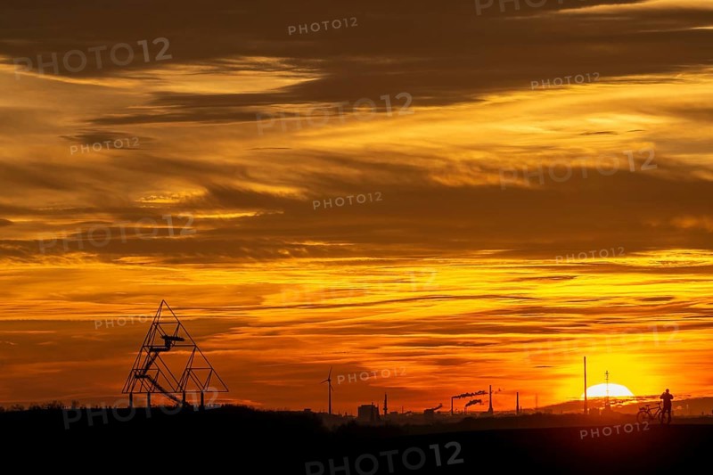 Red evening sky, sunset, view from the Mottbruch slagheap in Gladbeck, to the west, to the slagheap at Beckstrasse, in Bottrop with the Tetraeder, North Rhine-Westphalia, Germany, Europe